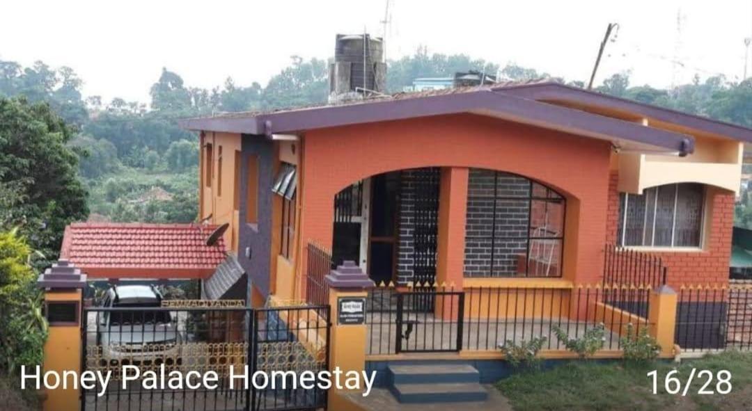 Honey Palace Homestay มาดิเครี ภายนอก รูปภาพ