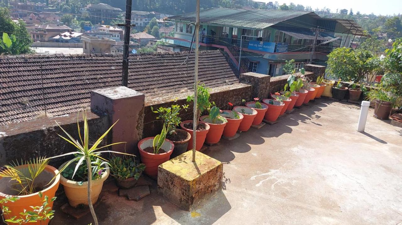 Honey Palace Homestay มาดิเครี ภายนอก รูปภาพ